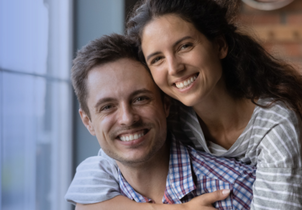 Imagen de una mujer y un hombre sonriendo